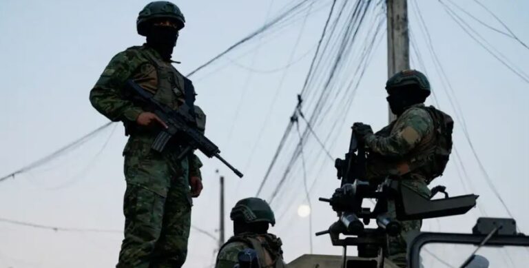 Al menos 22 mu3rt0s en una nueva masacre en Ecuador por disputa entre bandas criminales.