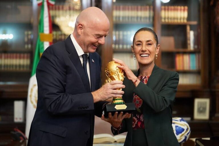 Presidente de la FIFA, visitó a la Presidenta Claudia Sheinbaum, y mostró la copa Mundial que estara en juego en 2026.