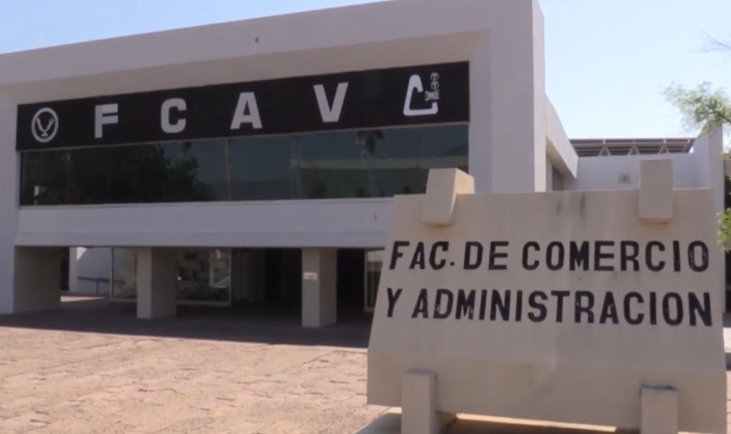 Egresan Estudiantes de la Facultad de Comercio UAT