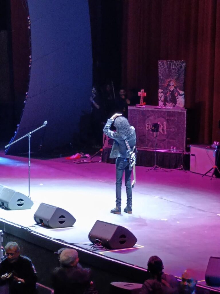 🚨 Cae pantalla del escenario de “El Tri” durante la primera canción y concierto se tuvo que detener 😮🎤