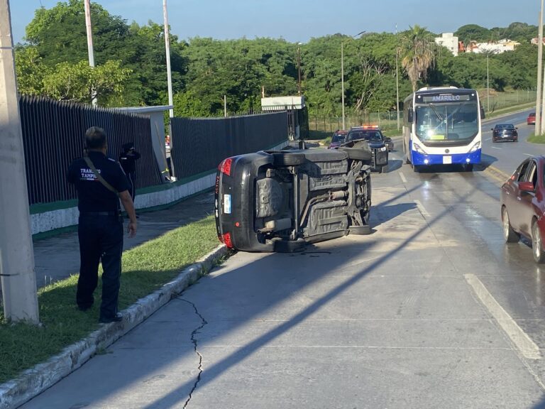 EXCESO DE VELOCIDAD PROVOCA VOLCADURA