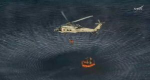 Astronautas son trasladados en helicópteros MH-60 Sea Hawk desde la cápsula hasta la cubierta del USS John P. Murtha.