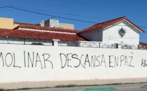 Vandializan casa del exgobernador de ChihuahuaY dejan mensaje en barda