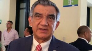 El gobernador Américo Villarreal Anaya envió al Congreso de Tamaulipas una reforma electoral que plantea eliminar la reelección consecutiva y frenar las llamadas ‘herencias políticas’ entre familiares y parejas de funcionarios en funciones