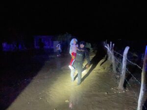 Guardia Estatal rescata a personas atrapadas por inundación en Tula