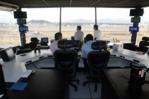 Controladores aéreos amagando con irse a la huelga.