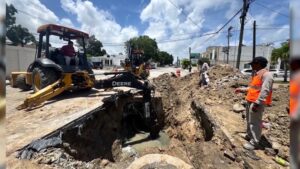 Trabaja COMAPA SUR en reposición de colector de 60 pulgadas en la Unidad Nacional