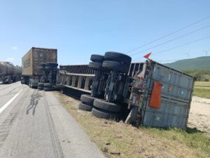 Guardia Estatal atiende volcadura de contenedor en Carretera Victoria-Zaragoza