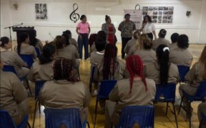 Imparten conferencia y activación física a mujeres del CEDES Altamira