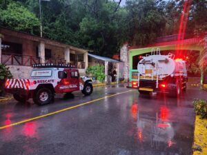 🚨👦 Guardia Estatal y Bomberos rescatan a niño atrapado por la creciente del río Los Troncones