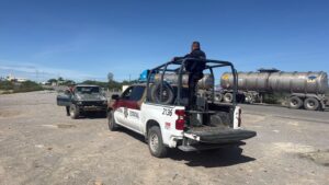 Conductor recibe apoyo de Guardia Estatal tras quedar varado en Tula