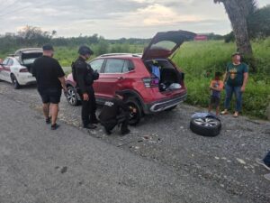 Guardia Estatal apoya con cambio de neumático a viajeros