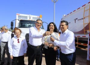 Entrega Américo Villarreal vehículos y maquinaria por 125.2 mdp