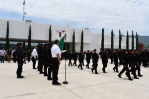 Toman protesta de bandera policías recién integrados a la Guardia Estatal